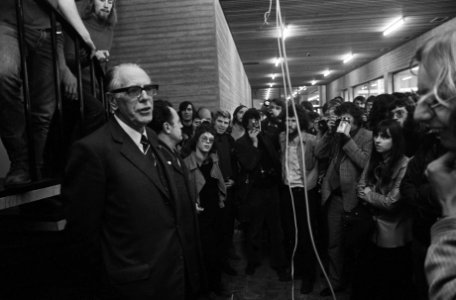 Bezetting Rotterdamse Erasmusuniversiteit, rector-magnificus Meijer (links) somm, Bestanddeelnr 926-2334