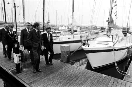 Bezoek aan Koninklijke Marine in Den Helder door Beatrix en Claus, rondleiding door jachthaven van Marine in Den Helder, Bestanddeelnr 931-4731