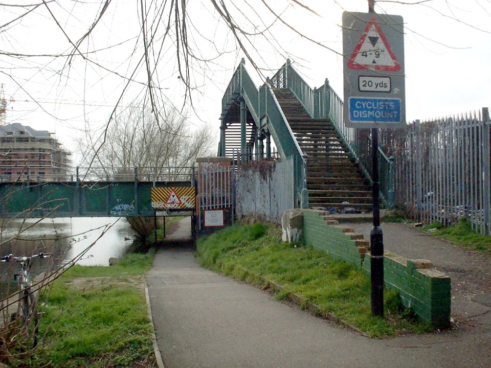 BedfordRoute51RailFootbridge