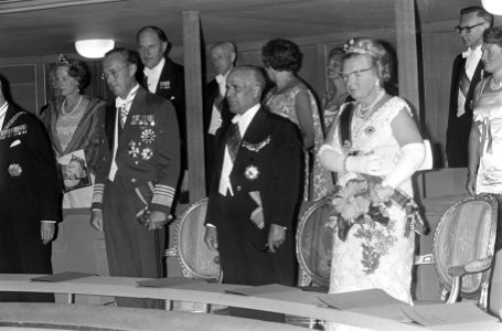 Bezoek aan Koninklijke Schouwburg te Den Haag , in de loge v.l.n.r. prins Bernha, Bestanddeelnr 919-3324