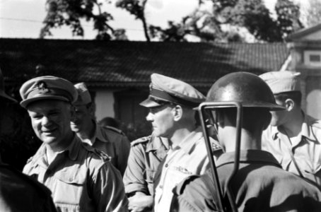 Bezoek aan Padang. Generaal Kruls en zijn gezelschap wordt door kolonel J.W. Sl, Bestanddeelnr 4826