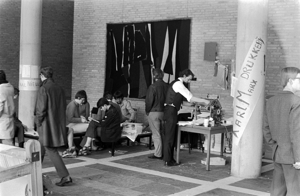 Bezetting Tilburgse Hogeschool in de hal van de Universiteit de Karel Marx Dru, Bestanddeelnr 922-3624