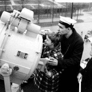 Bezoek aan boord Engelse oorlogsschepen te Rotterdam, Bestanddeelnr 911-8139