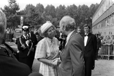 Beatrix met burgemeester Schols voor het stadhuis, Bestanddeelnr 931-6240