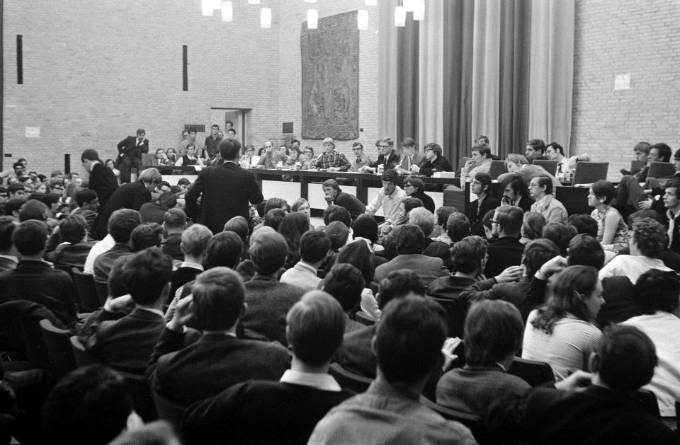 Bezetting Hogeschool Tilburg vergadering in de aula prof. Scheffer , kop, Bestanddeelnr 922-3756