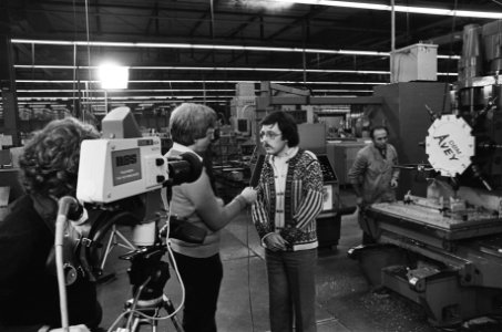 Bezetting Tealtronic NOS aan het filmen in fabriekshal, Bestanddeelnr 928-9734