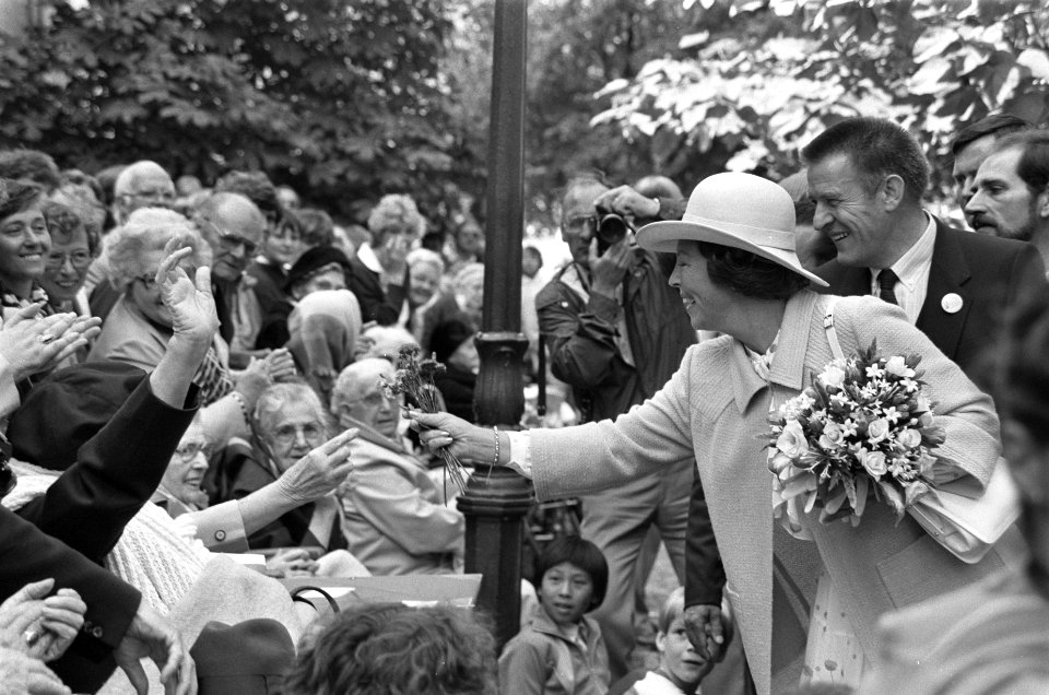 Beatrix enClaus bezoeken midden-Limburg, Koningin Beatrix krijgt bloemen van bej, Bestanddeelnr 932-2977