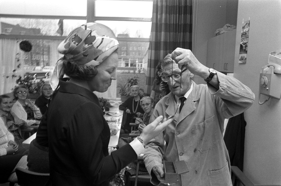 Beatrix krijgt een ketting van een bewoner, Bestanddeelnr 925-5588