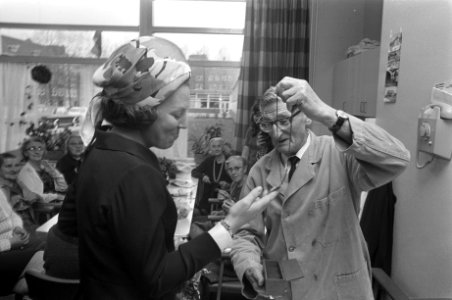 Beatrix krijgt een ketting van een bewoner, Bestanddeelnr 925-5588