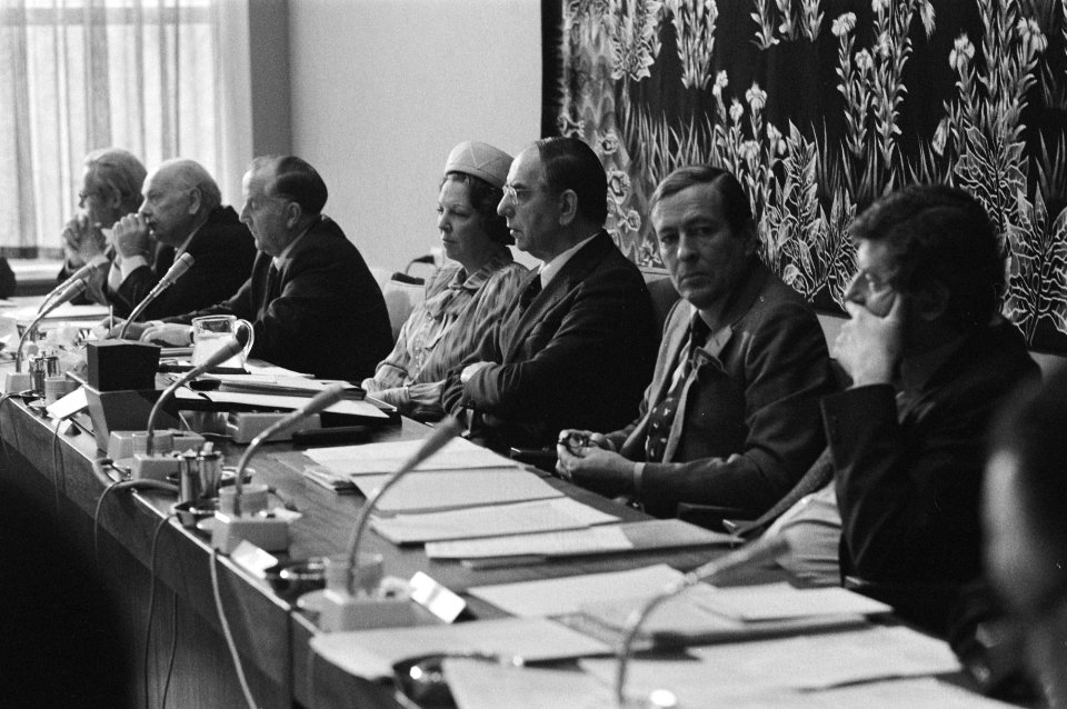 Beatrix en Claus woonden vergadering van de SER in Den Haag bij. Beatrix en Clau, Bestanddeelnr 931-9907
