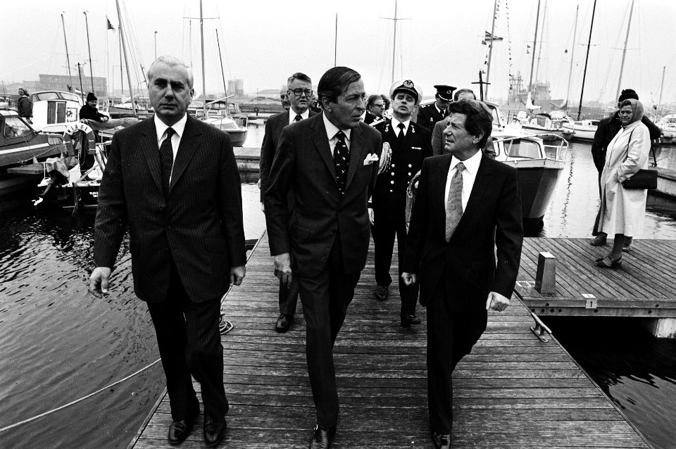 Bezoek aan Koninklijke Marine in Den Helder door Beatrix en Claus, rondleiding door jachthaven van Marine in Den Helder, Bestanddeelnr 931-4732