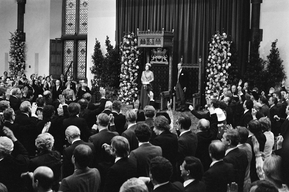 Beatrix en Claus staand op de voorgrond toehoorders, Bestanddeelnr 931-6840