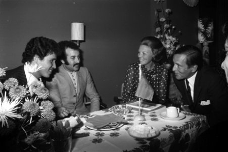 Beatrix en Claus spreken met gastwerknemers uit Marokko e n Turkije te Amersfoor, Bestanddeelnr 925-8256