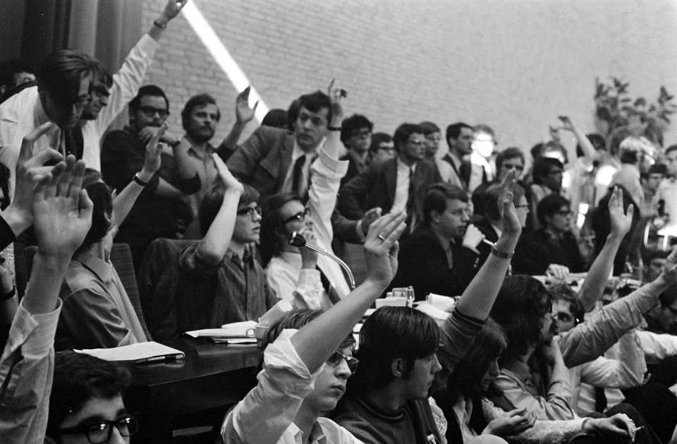 Bezetting Hogeschool in Tilburg dr. Tom de Booy met studenten, Bestanddeelnr 922-3822