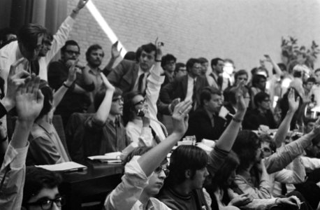 Bezetting Hogeschool in Tilburg dr. Tom de Booy met studenten, Bestanddeelnr 922-3822
