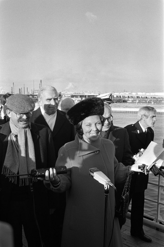 Beatrix opent Hartelkanaal in Rotterdam-Europoort. Loco burgemeester J. G. van d, Bestanddeelnr 931-8981
