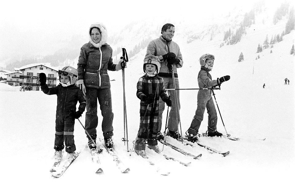 Beatrix en Claus en kinderen op wintersportvakantie in Le Beatrix en Claus met v, Bestanddeelnr 927-6653