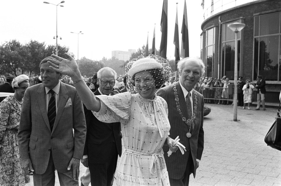 Beatrix en Claus met burgemeester Schols (links) en Vrolijk, commissaris der Kon, Bestanddeelnr 931-6239