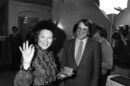 Beatrix slaat ook eerste nieuwe guldens in Rijksmunt te Utrecht laat de eerste n, Bestanddeelnr 931-9131