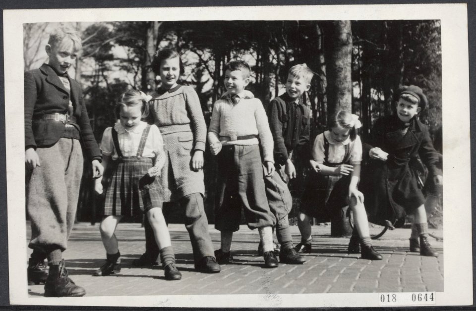 Beatrix en Irene met andere kinderen op experimentele school De Werkplaats van K, Bestanddeelnr 018-0644