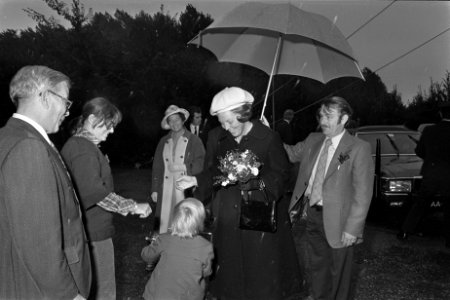 Beatrix opent Vogelweyde, gebouw van de stichting tot hulp aan spastische patien, Bestanddeelnr 928-8184