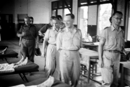 Bezoek aan Medan. Generaal Kruls tijdens een rondgang in een militair hospitaal, Bestanddeelnr 4897