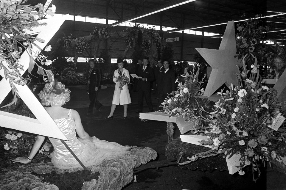 Beatrix en Claus openen Bloemenveilinggebouw te Aalsmeer, Bestanddeelnr 925-8777