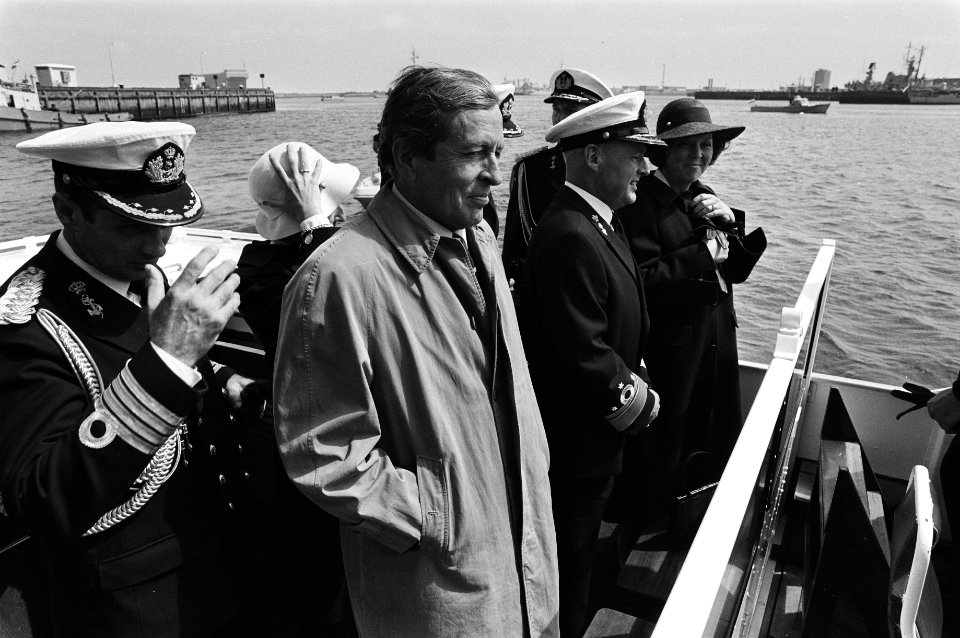 Bezoek aan Koninklijke Marine in Den Helder door Beatrix en Claus, rondvaart door nieuwe haven per admiraalschouw, Bestanddeelnr 931-4735