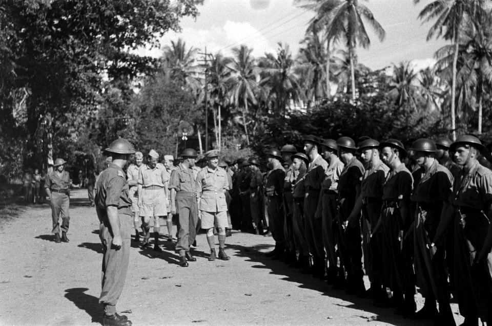 Bezoek aan Padang. Generaal Kruls en zijn gezelschap wordt door kolonel J.W. Sl, Bestanddeelnr 4824