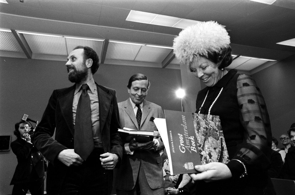 Beatrix en Claus ontvangen Groot Amsterdam boek van Jules Farber in Van Goghmu, Bestanddeelnr 927-8579