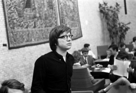 Bezetting Hogeschool Tilburg vergadering in de aula nr. 13 Paul Jansma , kop (, Bestanddeelnr 922-3760