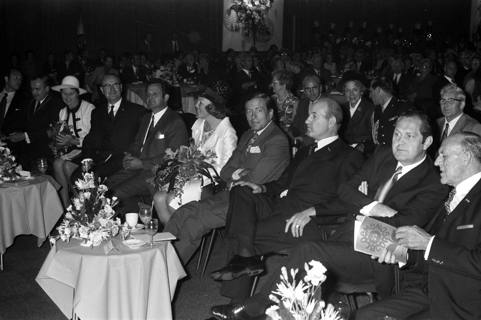 Beatrix en Claus openen Bloemenveilinggebouw te Aalsmeer, Bestanddeelnr 925-8775