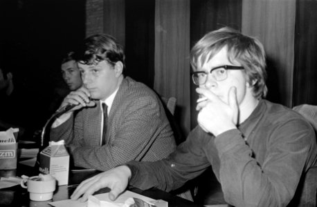Bezetting Hogeschool Tilburg vergadering in de aula lin Peter de Groot en rechts, Bestanddeelnr 922-3751