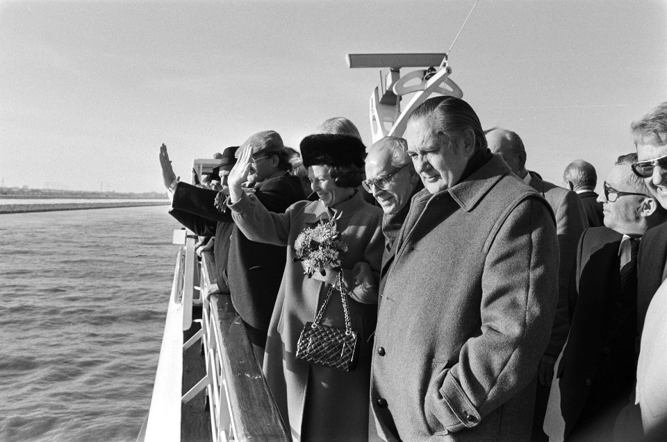 Beatrix opent Hartelkanaal in Rotterdam-Europoort. Loco burgemeester J. G. van d, Bestanddeelnr 931-8982