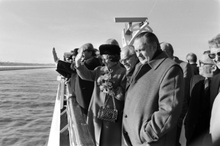 Beatrix opent Hartelkanaal in Rotterdam-Europoort. Loco burgemeester J. G. van d, Bestanddeelnr 931-8982