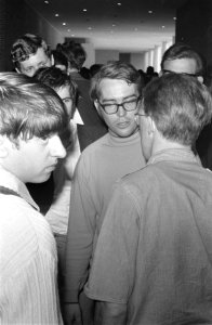 Bezetting Hogeschool in Tilburg dr. Tom de Booy met studenten, Bestanddeelnr 922-3824