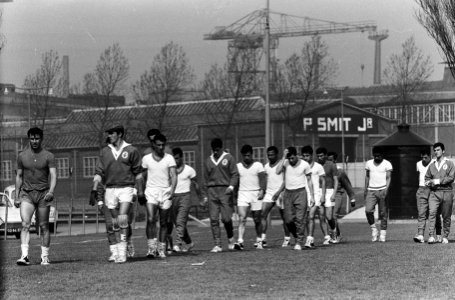Benfica traint op bijvelden Feijenoord, Benfica tijdens de conditietraining, Bestanddeelnr 915-0213