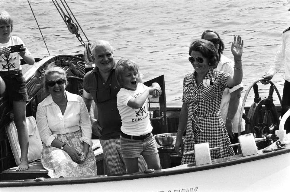Beatrix, Claus en 2 kinderen op Groene Draeck bij 125 jarig bestaan Dordrechtse , Bestanddeelnr 928-6645
