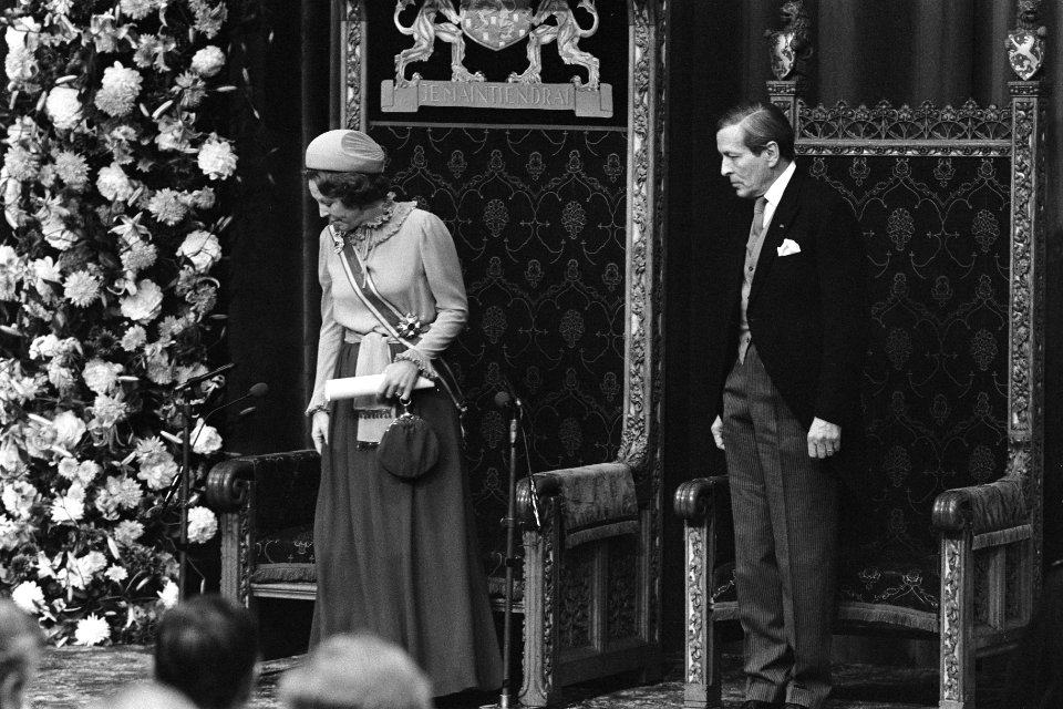 Beatrix en Claus gaan zitten, Bestanddeelnr 931-6837