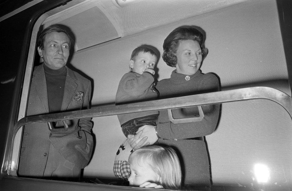 Beatrix en Claus met kinderen naar Lech, hele familie in trein, Bestanddeelnr 925-4258