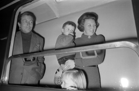 Beatrix en Claus met kinderen naar Lech, hele familie in trein, Bestanddeelnr 925-4258