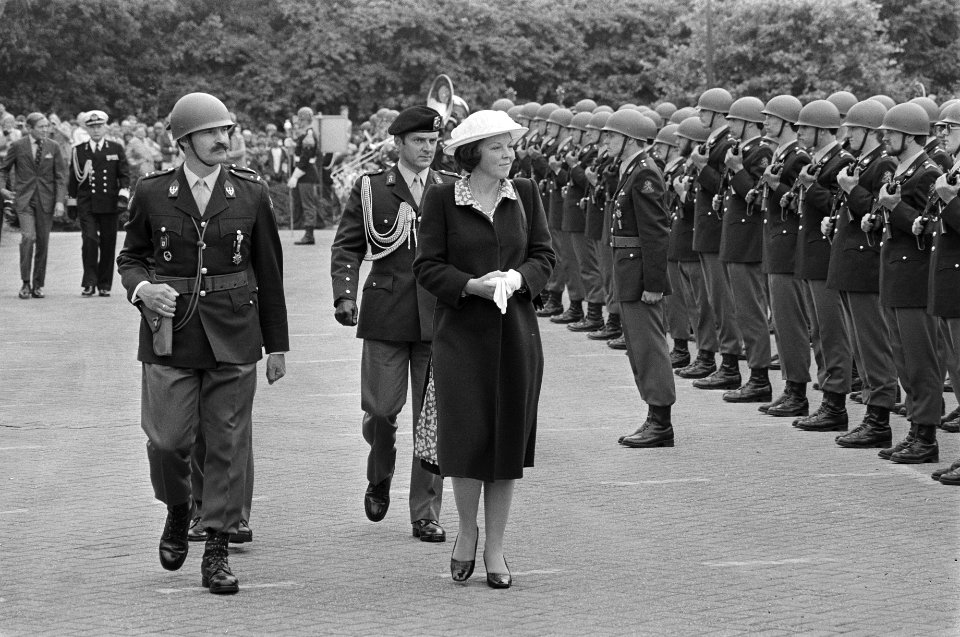 Beatrix en Claus brengen bezoek aan het Commando Koninklijke Landmacht te Harderwijk Beatrix tijdens de inspectie van de erewacht, Bestanddeelnr 931-5620