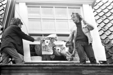 Bezetting Maagdenhuis Amsterdam, door studenten politie op dak Maagdenhuis, uit , Bestanddeelnr 922-4352