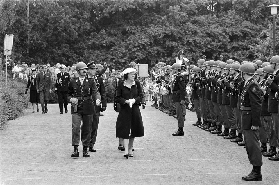Beatrix en Claus brengen bezoek aan het Commando Koninklijke Landmacht te Harderwijk Beatrix tijdens de inspectie van de erewacht, Bestanddeelnr 931-5619