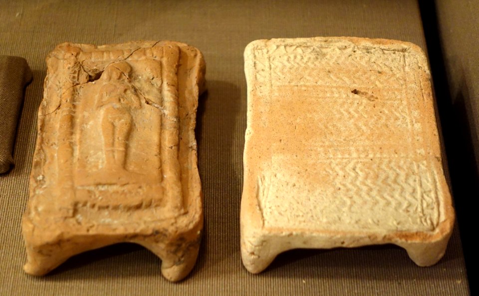 Bed models, Isin-Larsa period, 2000-1800 BC, baked clay, (left) Nippur, Area TA, domestic area, room 223, (right) Tell Asmar, dump - Oriental Institute Museum, University of Chicago - DSC07303