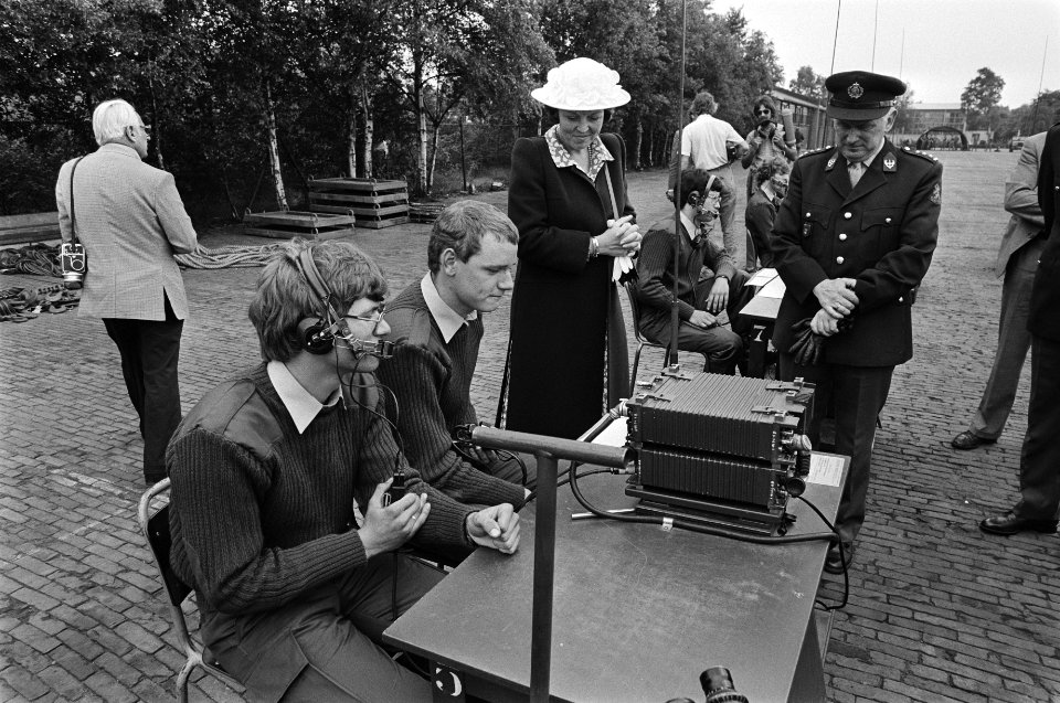 Beatrix en Claus brengen bezoek aan het Commando Koninklijke Landmacht te Harderwijk Beatrix bekijkt lanceerinrichting, Bestanddeelnr 931-5623