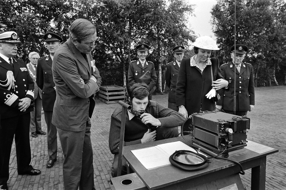 Beatrix en Claus brengen bezoek aan het Commando Koninklijke Landmacht te Harderwijk 23 Beatrix bekijkt lanceerinrichting van de antitankraket, Bestanddeelnr 931-5622