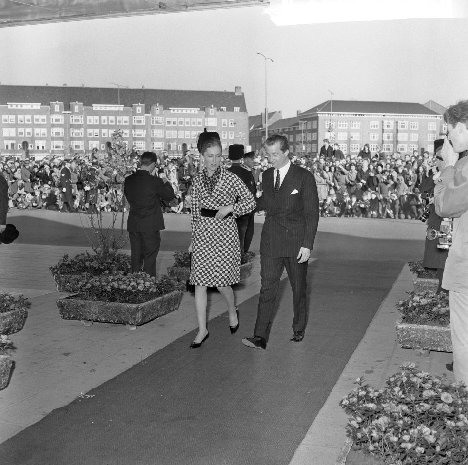 Beatrix en Claus en auto bij RAI, prinses Paola en prins Albert bij RAI, Bestanddeelnr 918-8679