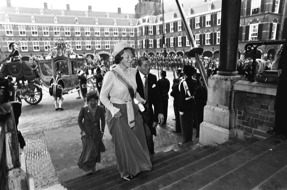 Beatrix, vergezeld van Claus, op weg naar de Ridderzaal op de achtergrond de Go, Bestanddeelnr 931-6831