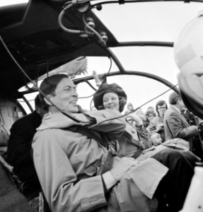 Beatrix en Claus bezoeken Friesland, Beatrix en Claus in helicopter naar Tersche, Bestanddeelnr 927-1766